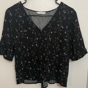 HP🤍 Elodie front-button blouse size Large, black with purple floral pattern!